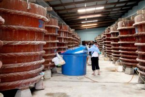Nước mắm Phụng Hưng Phú Quốc được sản xuất theo công nghệ khép kín