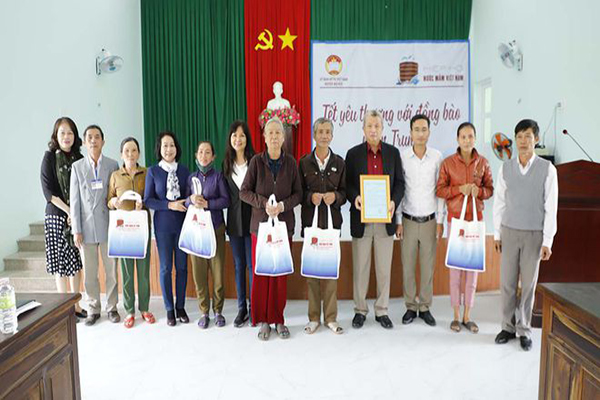  Đoàn Hiệp hội Nước mắm Việt Nam thăm tặng quà bà con Quảng Ngãi